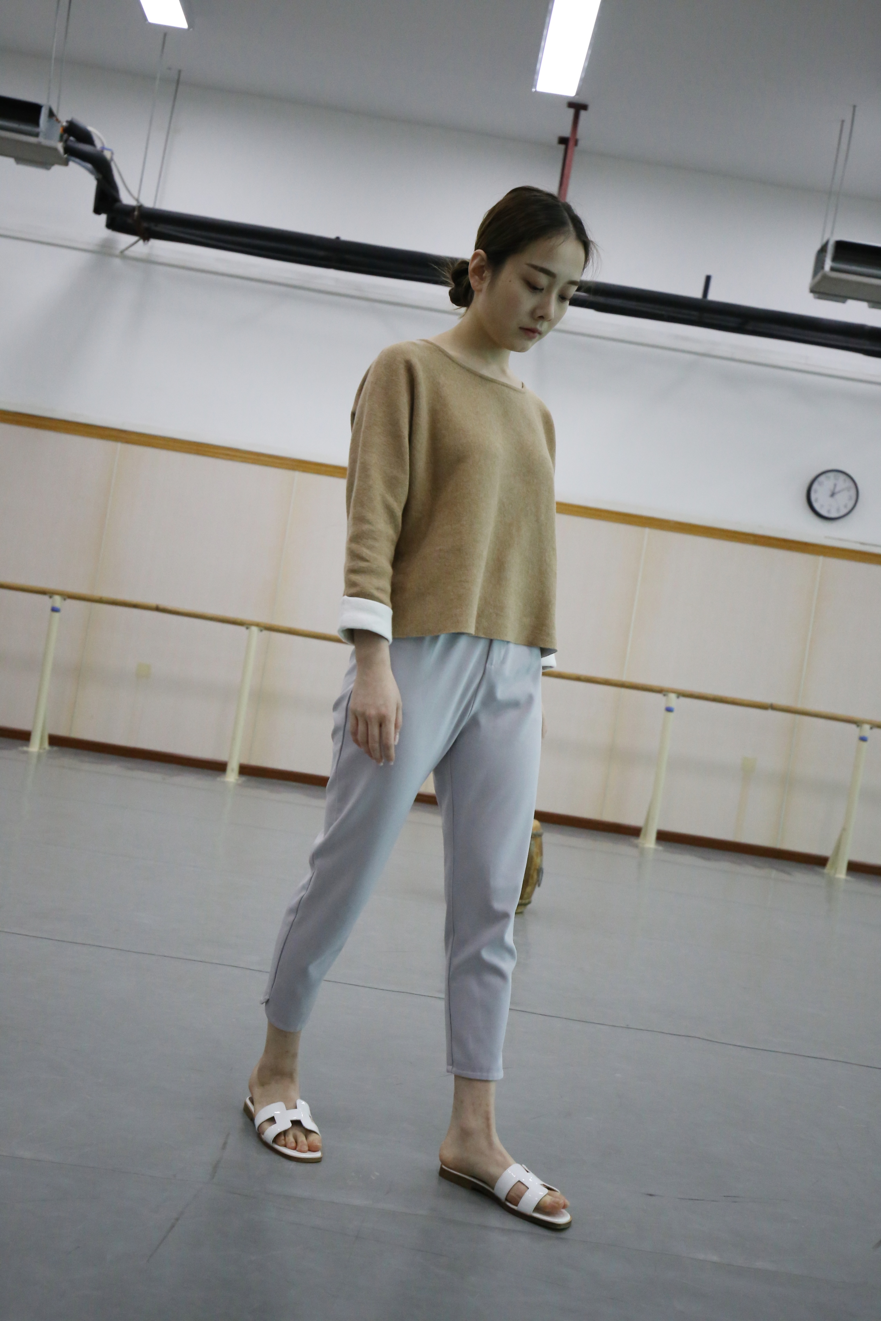 大西瓜爱牙膏·休闲裤少女-3