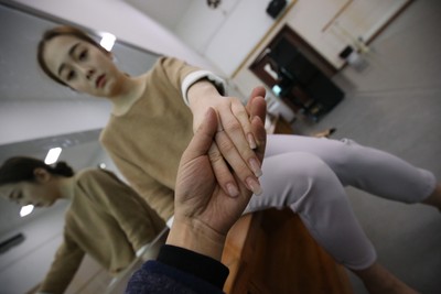 大西瓜爱牙膏·休闲裤少女